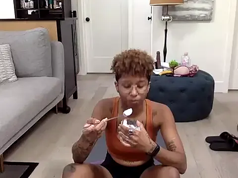 NANA_7 – webcam model profile photo Image 2