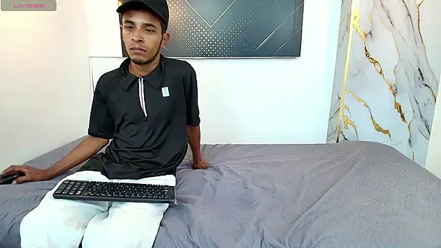 roouse – webcam model profile photo Image 4