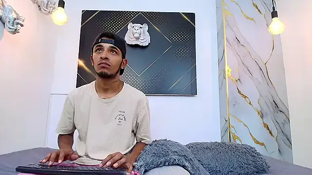 roouse – webcam model profile photo Image 6