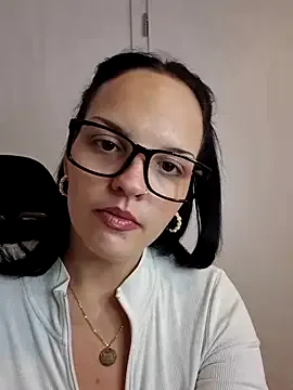 roouse – webcam model profile photo Image 9