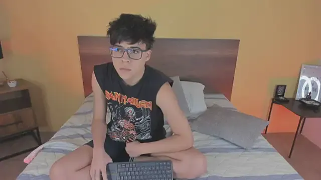 roouse – webcam model profile photo Image 16