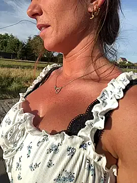 _MiaQueen_ – webcam model profile photo Image 4