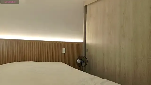 roouse – webcam model profile photo Image 13