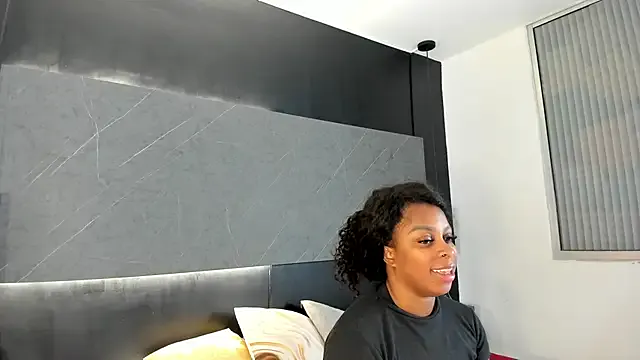 roouse – webcam model profile photo Image 12