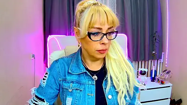 Renee – webcam model profile photo Image 18