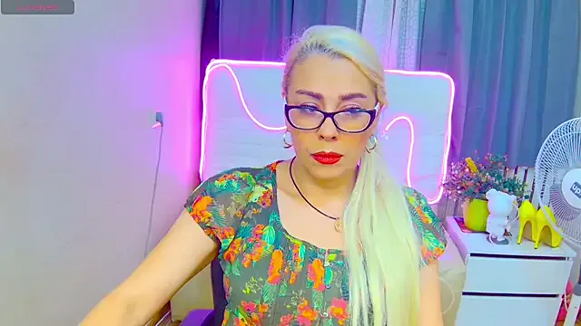 Renee – webcam model profile photo Image 9