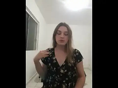 LT-333 – webcam model profile photo Image 6