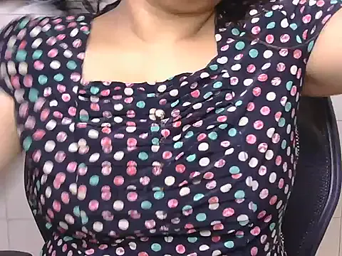 zui_lu – webcam model profile photo Image 10