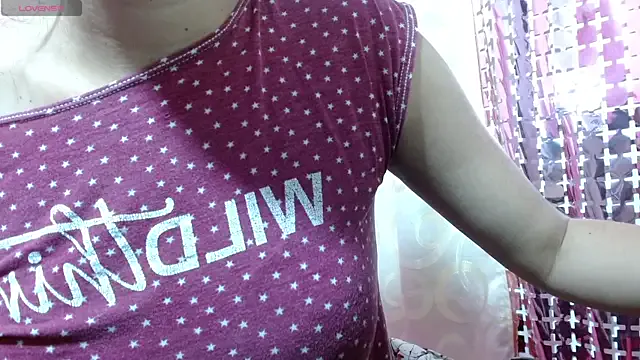 roouse – webcam model profile photo Image 4