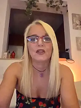 EmiliGarden – webcam model profile photo Image 12