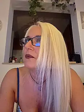 EmiliGarden – webcam model profile photo Image 2