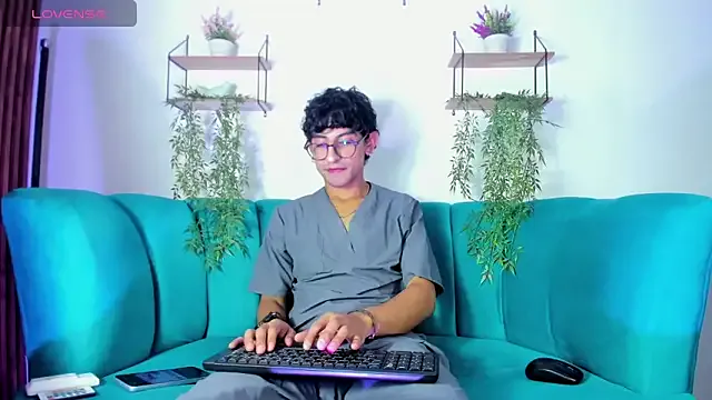 roouse – webcam model profile photo Image 9