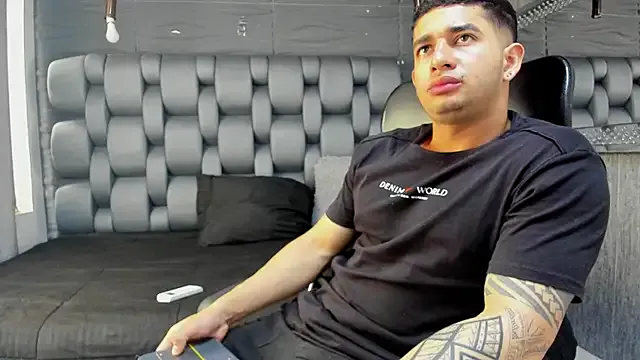 roouse – webcam model profile photo Image 2