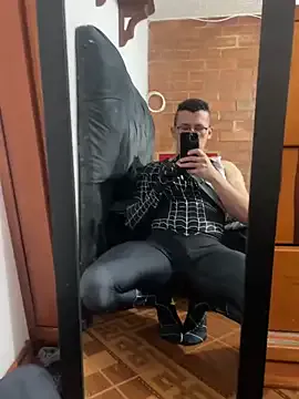 Awesomelusty – webcam model profile photo Image 6