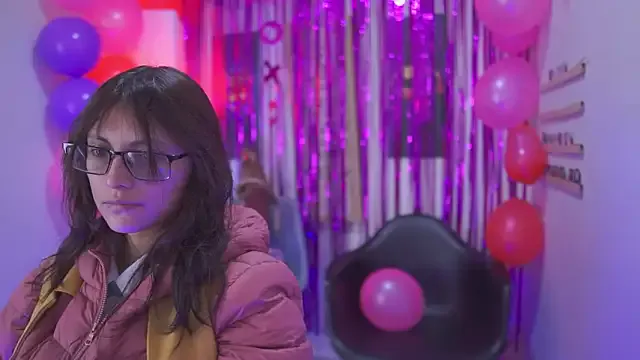 school_ch – webcam model profile photo Image 15