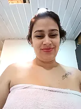 roouse – webcam model profile photo Image 3