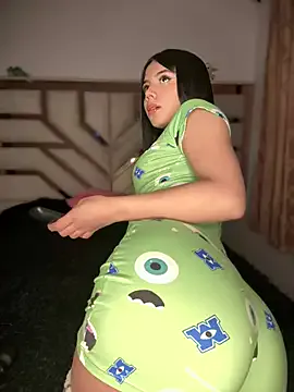 Laura-Khalifa Image 16