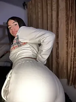 Laura-Khalifa Image 6