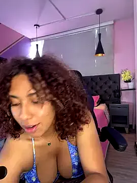 zui_lu – webcam model profile photo Image 13