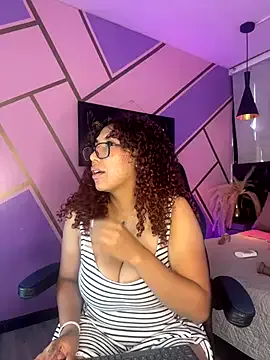 zui_lu – webcam model profile photo Image 6