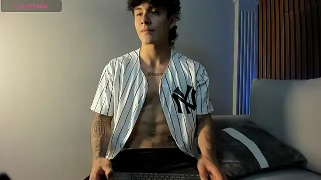 roouse – webcam model profile photo Image 4