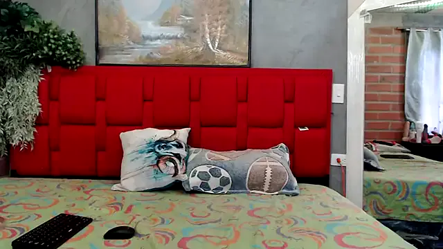 roouse – webcam model profile photo Image 2