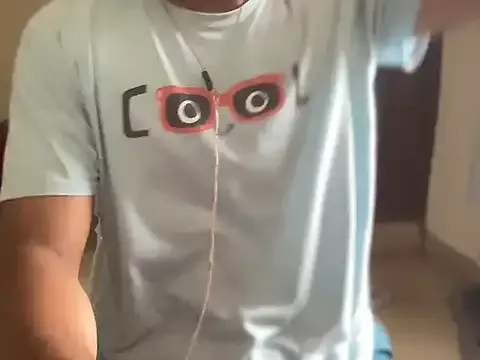 roouse – webcam model profile photo Image 3