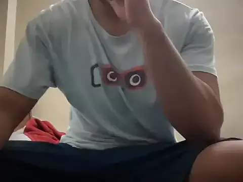 roouse – webcam model profile photo Image 4