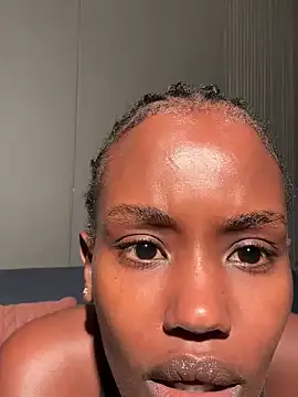 zui_lu – webcam model profile photo Image 3