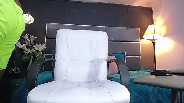 roouse – webcam model profile photo Image 14