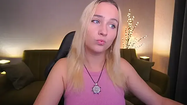 MiaYani – webcam model profile photo Image 9