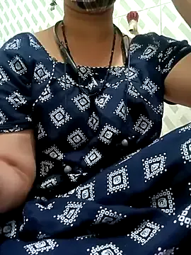 roouse – webcam model profile photo Image 4