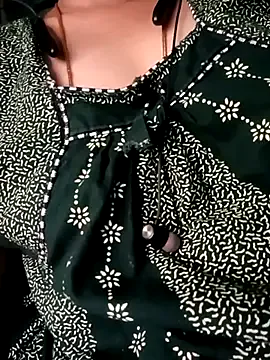 roouse – webcam model profile photo Image 9