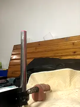 Carine – webcam model profile photo Image 5