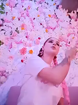 roouse – webcam model profile photo Image 7