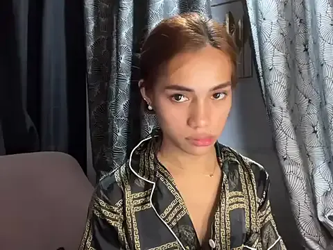 roouse – webcam model profile photo Image 7