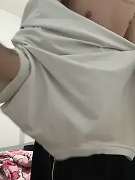 roouse – webcam model profile photo Image 10