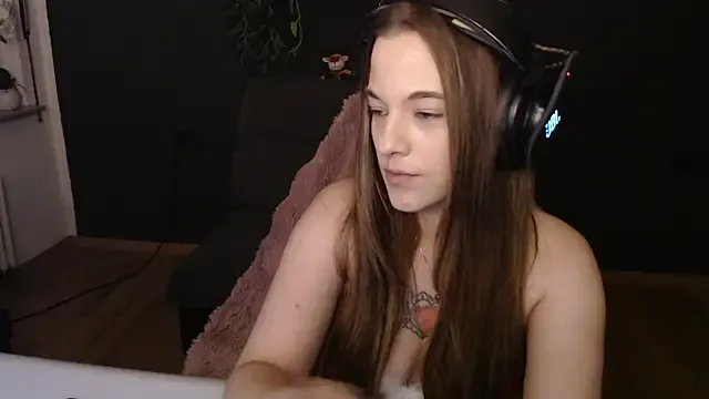 roouse – webcam model profile photo Image 3