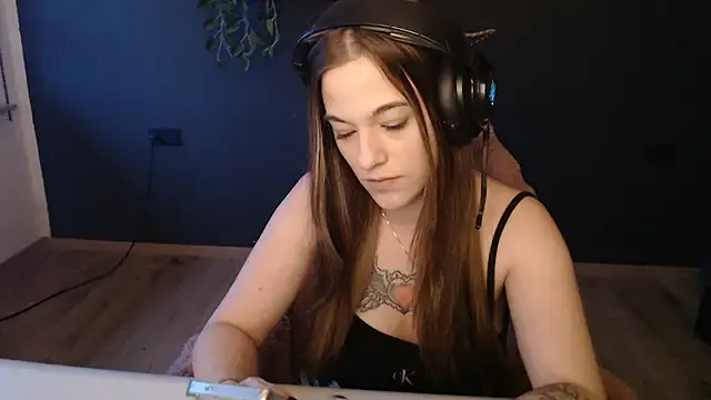 roouse – webcam model profile photo Image 5