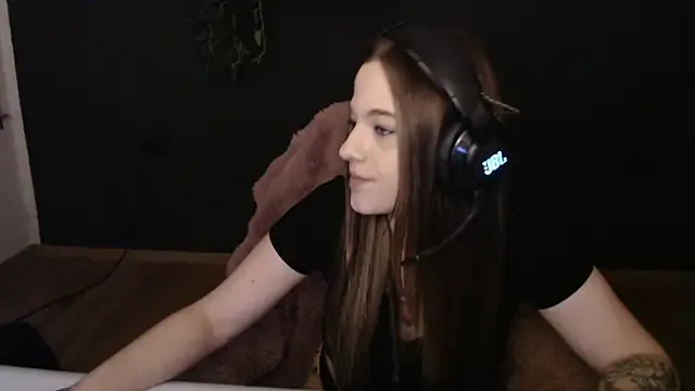 roouse – webcam model profile photo Image 6