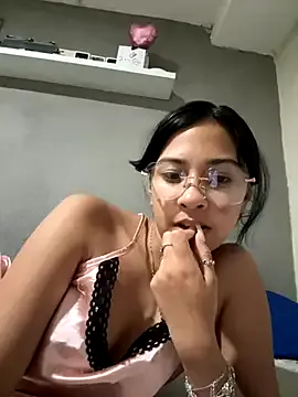 roouse – webcam model profile photo Image 13