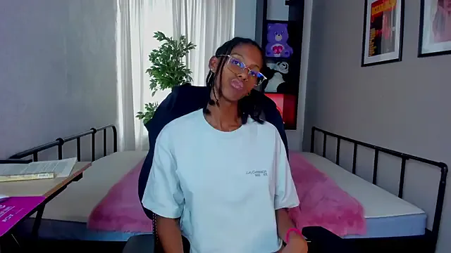 roouse – webcam model profile photo Image 4