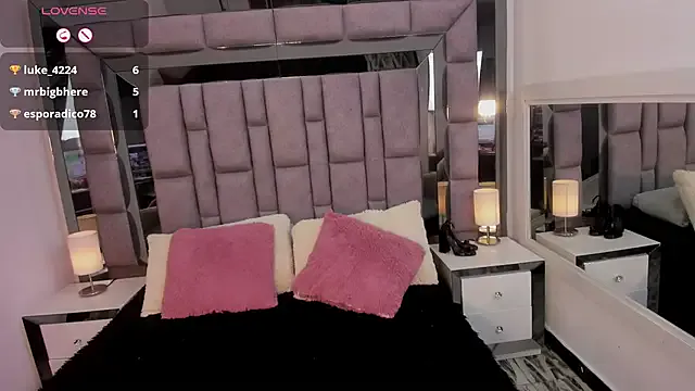 KarinAss – webcam model profile photo Image 3