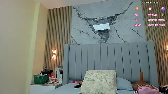 LunaWinks – webcam model profile photo Image 2