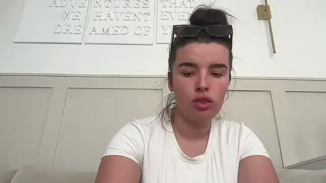 roouse – webcam model profile photo Image 10