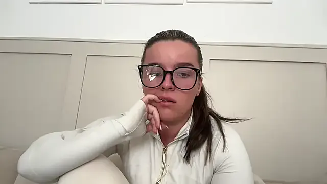 roouse – webcam model profile photo Image 15