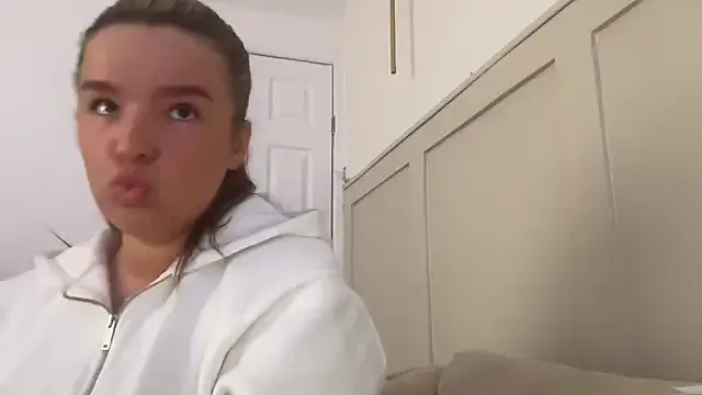 roouse – webcam model profile photo Image 16