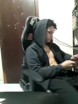roouse – webcam model profile photo Image 5