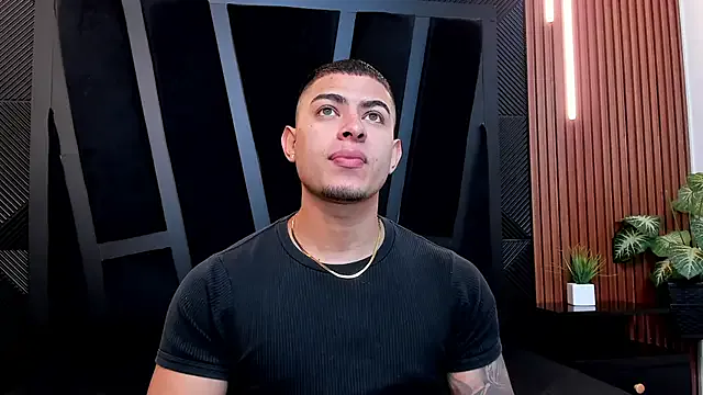 roouse – webcam model profile photo Image 15