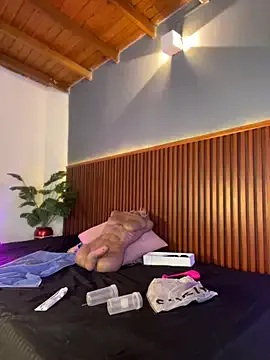 roouse – webcam model profile photo Image 11